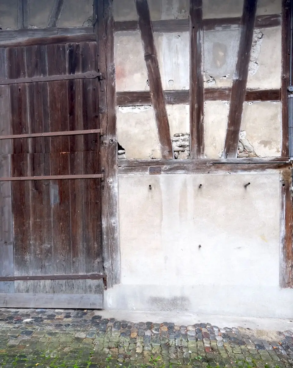 Nahaufnahme Fassade von altem Riegelhaus mit Tor.
