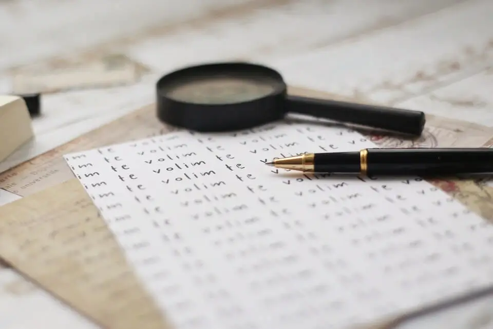 Lupe und Füller liegen auf einem Papier