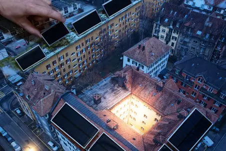 Notizbuch mit Stift und Wasserglas